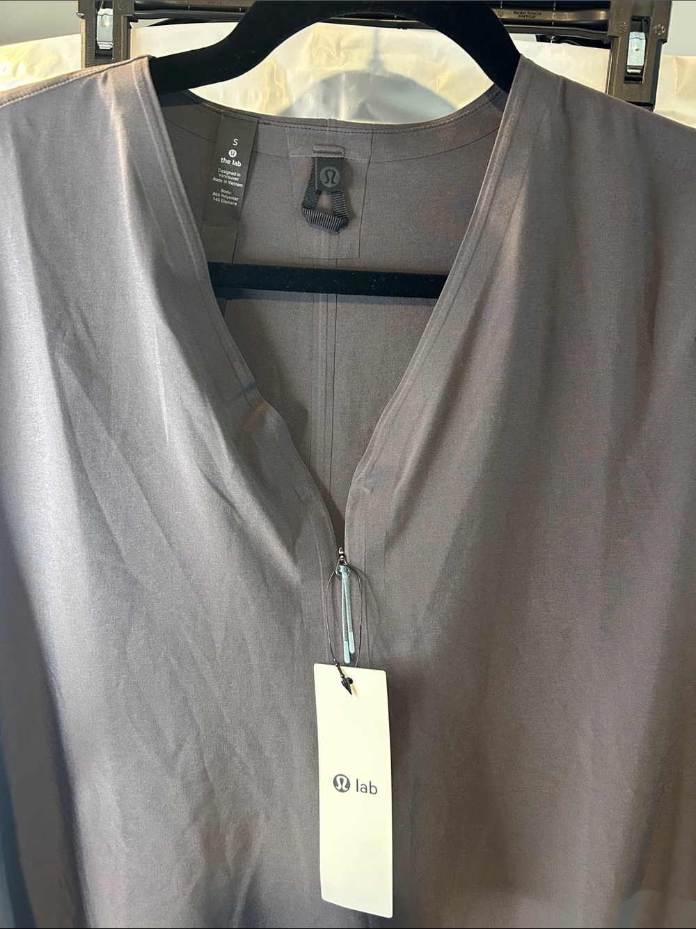 lululemon athletica Women's V-Neck Lab Top in Gray